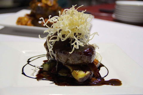 Lloyd's Restaurant & Function Centre - Tourism Noosa 0