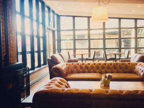 The Clubhouse Hotel - Tourism Noosa 0