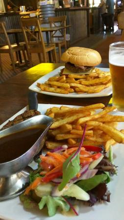 New Royal Hotel - Tourism Noosa 0