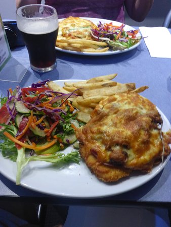 Queens Beach Motor Hotel - Tourism Noosa 0