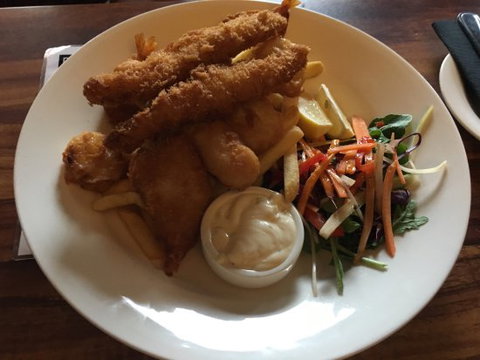 The Empire Hotel - Tourism Noosa 0