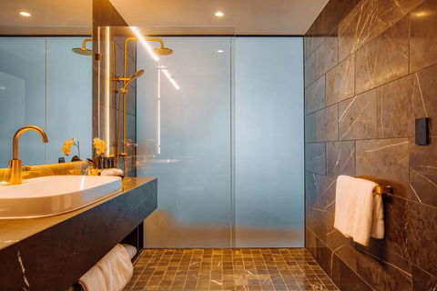 Eatons Hill Hotel - Tourism Noosa 5