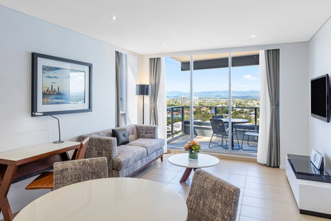Meriton Suites Broadbeach - Tourism Noosa 2