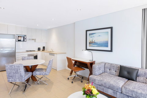 Meriton Suites Broadbeach - Tourism Noosa 3