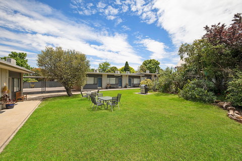 Hamilton Lakeside Motel - Tourism Noosa 1