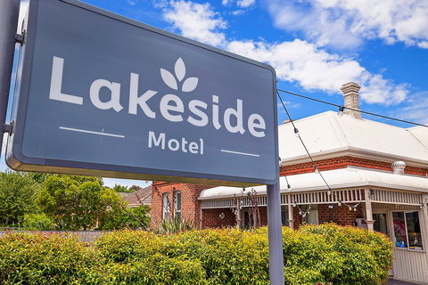 Hamilton Lakeside Motel - Tourism Noosa 2