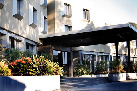 Golden Pebble Hotel - Tourism Noosa 1