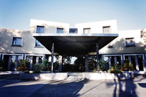 Golden Pebble Hotel - Tourism Noosa 0