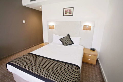 Golden Pebble Hotel - Tourism Noosa 2