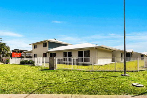 Econo Lodge Beachside - Tourism Noosa 0