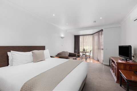 Commodore On The Park - Tourism Noosa 1