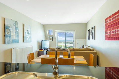 Deep Blue Hotel & Hot Springs - Tourism Noosa 1