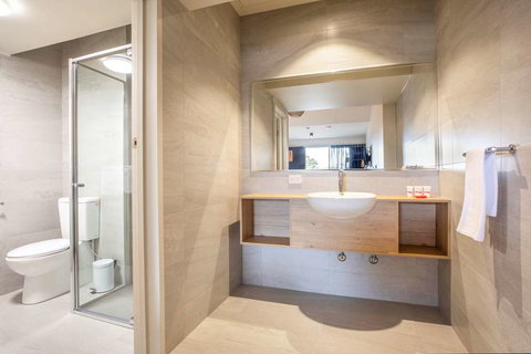 Nightcap at Manhattan Hotel - Tourism Noosa 0