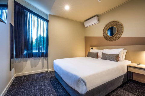 Nightcap at Manhattan Hotel - Tourism Noosa 4