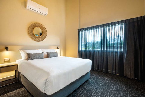 Nightcap at Manhattan Hotel - Tourism Noosa 6