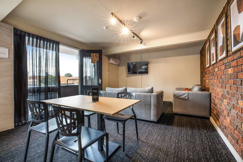 Nightcap at Manhattan Hotel - Tourism Noosa 7