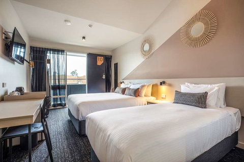 Nightcap at Manhattan Hotel - Tourism Noosa 10