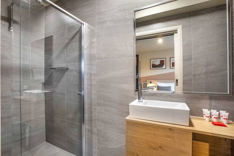 Nightcap at Manhattan Hotel - Tourism Noosa 13