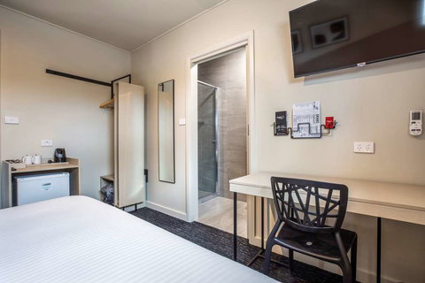 Nightcap at Manhattan Hotel - Tourism Noosa 14