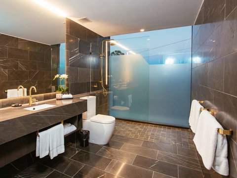 Eatons Hill Hotel - Tourism Noosa 2