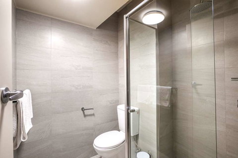 Nightcap at Manhattan Hotel - Tourism Noosa 1