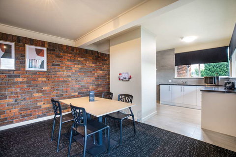 Nightcap at Manhattan Hotel - Tourism Noosa 2