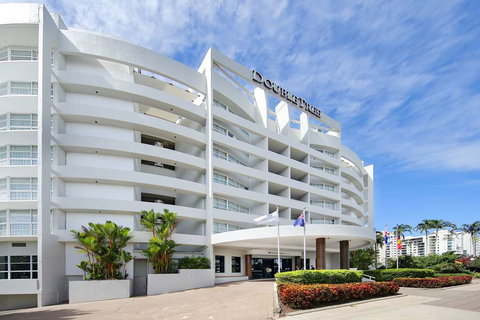 DoubleTree by Hilton Cairns - Tourism Noosa 0