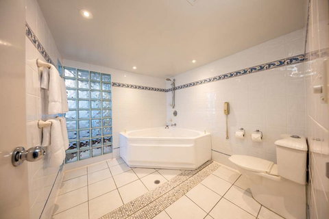 DoubleTree by Hilton Cairns - Tourism Noosa 9