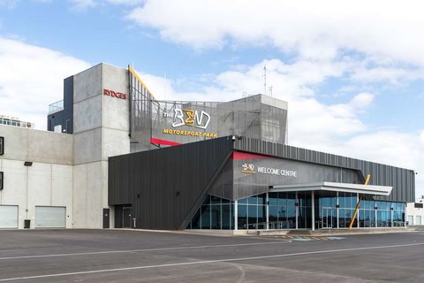 Rydges Pit Lane Hotel - Tourism Noosa 0