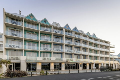 Lady Bay Resort - Tourism Noosa 0