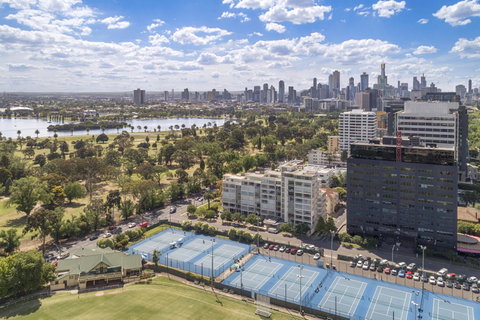 View Melbourne - Tourism Noosa 0