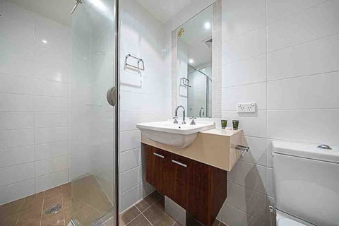 Spacious 1BR Stylish New Acton Apartment +Parking - Tourism Noosa 17