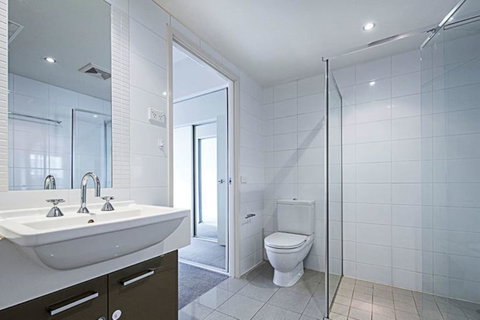 Spacious 1BR Stylish New Acton Apartment +Parking - Tourism Noosa 9