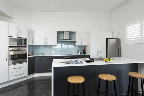 Mollymook Beachfront Penthouse 9 - Tourism Noosa 4