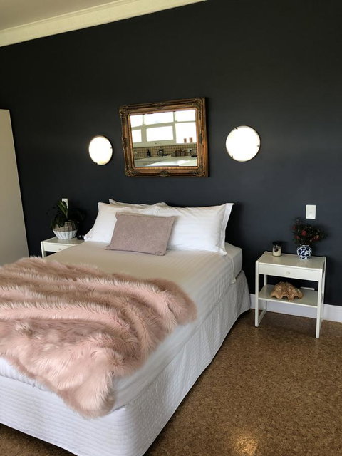 The Lake House Retreat - Tourism Noosa 3