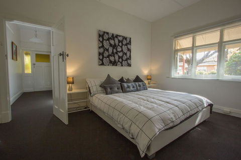 Cowan Street Bungalow - Tourism Noosa 0