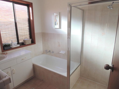 Baronet B & B - Tourism Noosa 13