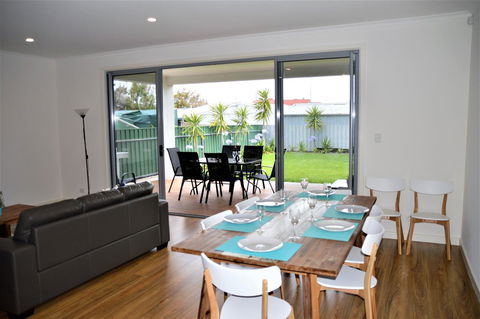Eastern Breeze - Tourism Noosa 3