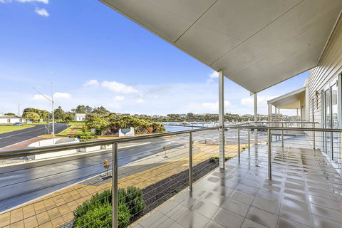 Aloha Waterfront Properties - Tourism Noosa 23