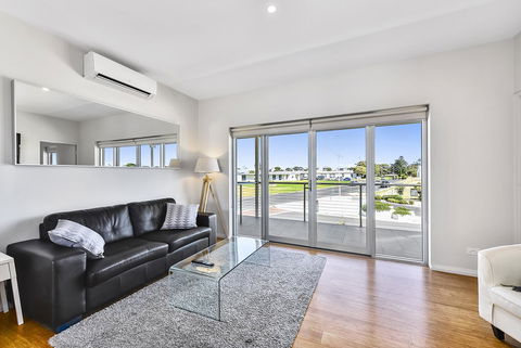 Aloha Waterfront Properties - Tourism Noosa 26