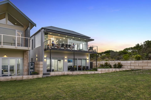 Aloha Waterfront Properties - Tourism Noosa 2