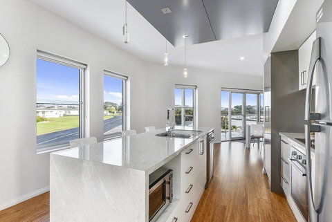 Aloha Waterfront Properties - Tourism Noosa 15