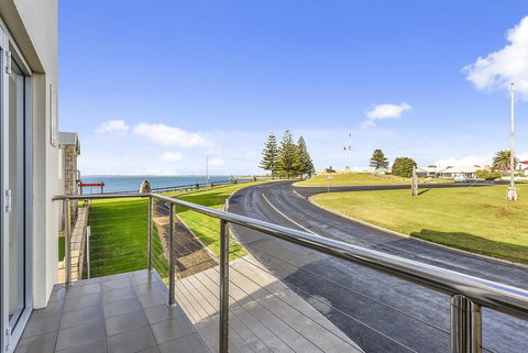 Aloha Waterfront Properties - Tourism Noosa 14