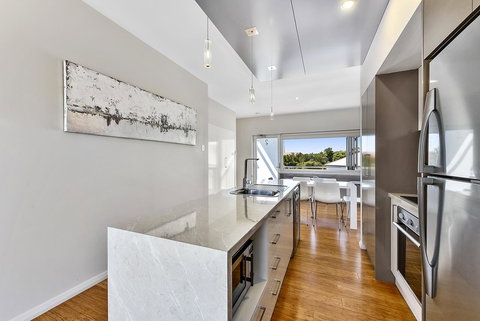 Aloha Waterfront Properties - Tourism Noosa 25