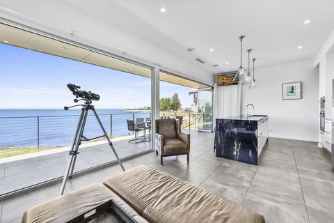 Aloha Waterfront Properties - Tourism Noosa 8