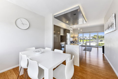 Aloha Waterfront Properties - Tourism Noosa 27