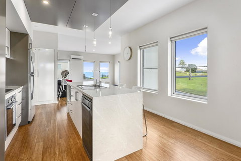 Aloha Waterfront Properties - Tourism Noosa 6