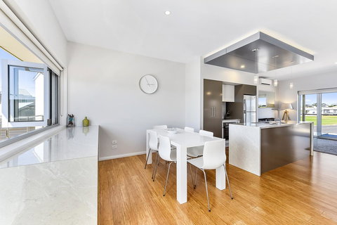 Aloha Waterfront Properties - Tourism Noosa 28