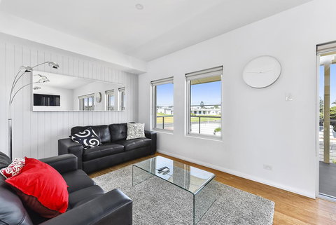 Aloha Waterfront Properties - Tourism Noosa 17