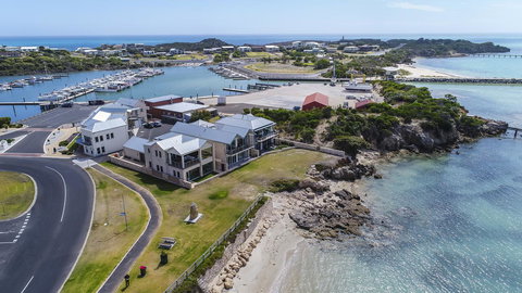 Aloha Waterfront Properties - Tourism Noosa 0